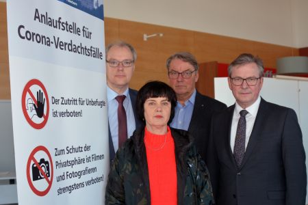 Kreisdirektor Dr. Ulrich Conradi, die leitende Amtsärztin Dr. Constanze Kuhnert, Dr. Ulrich Polenz, Leiter der Bezirkstelle Paderborn, Kassenärztliche Vereinigung Westfalen-Lippe,  und Paderborns Bürgermeister Michael Dreier stellten die neue Anlaufstelle für Corona-Verdachtsfälle vor Bildnachweis: Amt für Presse- und Öffentlichkeitsarbeit, Kreis Paderborn, Meike Delang